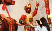 Chui bụng ngựa đã thành một phong tục độc đáo tại chùa Ông 