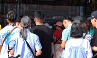 Du khách chen chân đổi ngoại tệ ở TPHCM 