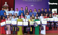 Hành trình cùng Danisa mang máy tính tiếp động lực cho người &apos;cõng chữ lên non&apos;