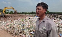 Lò đốt rác gây ô nhiễm, dân &apos;bức xúc&apos; căng bạt chặn xe chở rác