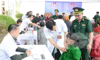 Khám bệnh, cấp thuốc miễn phí cho hơn 2.000 người dân biên giới Việt Nam - Lào