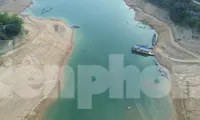 Nước hồ thủy điện Hòa Bình xuống thấp kỷ lục, để lộ những bãi cát trắng