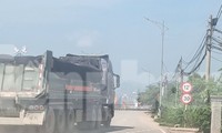 Hoà Bình: Đường đê mới đầu tư bị xe quá tải quần thảo cả ngày