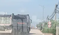 Hoà Bình: Đường đê mới đầu tư bị xe quá tải quần thảo cả ngày