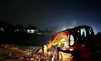 Bộ đội công binh ngày đêm túc trực bảo vệ cầu phao Phong Châu vì nước sông Hồng chảy xiết