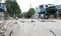 Cận cảnh tuyến đường bị bong, nứt nghiêm trọng sau mưa lớn tại Hoà Bình