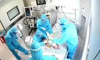 Bác sĩ &apos;chạy đua&apos; cứu bé sơ sinh bị tim bẩm sinh mắc COVID-19