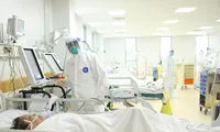 Các bệnh viện sẽ phải &apos;sống chung&apos; với COVID-19