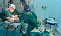 Hơn 100 khối bướu như &apos;quầy dừa&apos; xếp đầy ổ bụng bệnh nhân