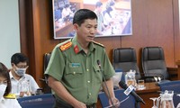 &apos;Cò mồi&apos; lộng hành khi người dân đổ xô đi làm hộ chiếu ở TPHCM