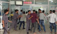 Người nhà bệnh nhân hành hung bóp cổ bác sĩ