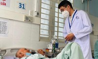 Thử cảm giác lạ, cụ ông bị quả bí đao kẹt trong hậu môn