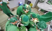 Người đàn ông bị máy cưa nghiền nát tay trái