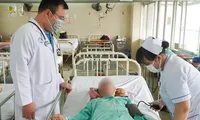 Suýt tử vong vì nhờ người &apos;đẻ ngược&apos; vuốt cổ khi hóc xương 