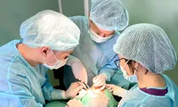 Giải cứu cô gái khỏi khối u quái &apos;bóp mũi&apos; suốt 21 năm