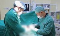 Nổi loạn đập cửa kính, cậu bé suýt mất tay