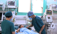 Bé gái suýt mất mạng vì 'chơi đùa' với cửa cuốn
