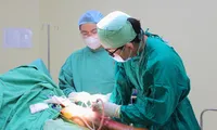 'Thần y' tiêm thuốc lạ trị đau lưng, bệnh nhân nhiễm trùng suýt mất mạng