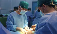 Ghép thận cứu bé gái mắc đột biến gen hiếm gặp