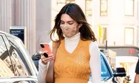 Nhìn Kendall Jenner mặc gì là biết món đồ nào sắp lên ngôi, có cả áo &quot;đụng hàng&quot; Jennie!