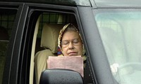 10 khoảnh khắc đời thường khiến Nữ hoàng Elizabeth II gần gũi hơn trong mắt người dân Anh