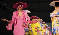 Moschino gây sốc khi khai màn Tuần lễ thời trang Milan với BST lấy cảm hứng từ phao bơi