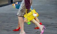 Xu hướng phụ kiện mạnh mẽ nhất mùa Xuân Hè 2025 vẫn tiếp tục là bag charm