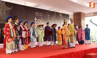 Người trẻ “ngỡ ngàng” với cổ phục Việt 