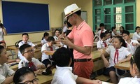 Sau lễ khai giảng, nghệ sĩ Xuân Bắc theo chân con trai lớn lên lớp và vui vẻ chơi đùa cùng các con trong khi chờ cô giáo chủ nhiệm tới. 