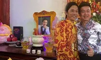 Showbiz 20/3: Vợ Chí Tài cảm ơn Hoài Linh vì lập bàn thờ cho chồng ở Việt Nam