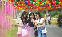 Giới trẻ check-in cung đường đầy đèn lồng ở TPHCM