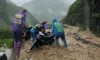 Du khách bỏ xe, &apos;mếu máo&apos; vì tiết kiệm cả năm đi Hà Giang lại đúng đợt mưa lũ