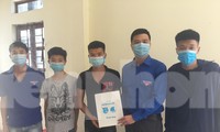 Chàng trai 19 tuổi Hoàng Đình Phúc chỉ về nơi đã dùng bè cứu sống hai người đuối nước trên sông Kỳ Cùng - Ảnh: Duy Chiến 