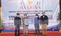 Tại chương trình, đại diện Đoàn Thanh niên Trung ương Đoàn, Ban tổ chức TƯ trao những phần quà ý nghĩa, hỗ trợ thanh niên huyện Bắc Sơn -Ảnh: Duy Chiến 