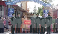Thầy cô giáo, học sinh và đồng bào các dân tộc thiểu số ở biên giới nhận quà hỗ trợ của các lực lượng công tác tại cửa khẩu Chi Ma. Ảnh: Duy Chiến 