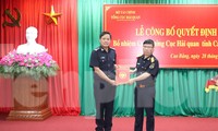 Lãnh đạo Tổng cục Hải quan trao Quyết định cho tân cục trưởng Hải quan Cao Bằng Lê Viết Phong (bìa trái) -Ảnh: V. Tiệp