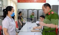 Bà Lê Thị Hồng Thủy (bìa trái) nghe Lệnh khởi tố, bắt tạm giam để điều tra về hành vi " mua bán trái phép hóa đơn, chứng từ" -Ảnh: TL