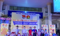 Tỉnh đoàn- Hội đồng Đội và nhà tài trợ tặng quà cho thiếu nhi nghèo, vượt khó ở thành phố Lạng Sơn -Ảnh: Duy Chiến 