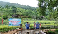 Giúp dân xây dựng nông thôn mới -Ảnh: PV