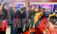 Hứng thú với các hiện vật tiêu biểu của người Tày, Nùng xứ Lạng -Ảnh: Duy Chiến 