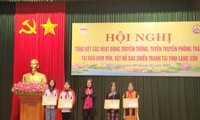 Các em học sinh Lạng Sơn đoạt giải cuộc thi "Đại sứ học đường phòng tránh tai nạn bom mìn" -Ảnh: Duy Chiến 