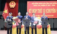 Lãnh đạo tỉnh Cao Bằng chúc mừng 2 cán bộ vừa được luân chuyển, giữ cương vị mới -Ảnh: CB