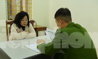 Đối tượng Đinh Thị Cúc (bìa trái) -ảnh: CB