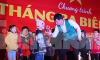 Trẻ em xứ Lạng hào hứng tham gia giao lưu với nghệ sỹ Xuân Bắc -Ảnh: Duy Chiến 