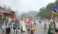 Khách Trung Quốc hân hoan nhập cảnh vào Lạng Sơn (ảnh: Duy Chiến)