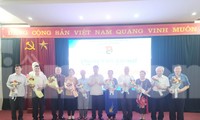 Tặng hoa "những người giữ lửa" .Ảnh: Duy Chiến 