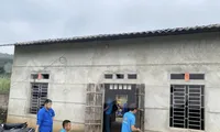 Sơn tường nhà cho hộ nghèo. Ảnh: Duy Chiến 