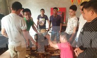 Bà con nông dân Cao Lộc học sửa chữa nông cụ. Ảnh: Duy Chiến 