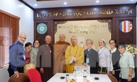 Phái đoàn liên tôn các tôn giáo làm việc tại Chùa Thành. Ảnh: Duy Chiến 