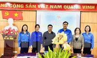 Tặng hoa chúc mừng tân Phó bí thư Tỉnh Đoàn Cao Bằng. 